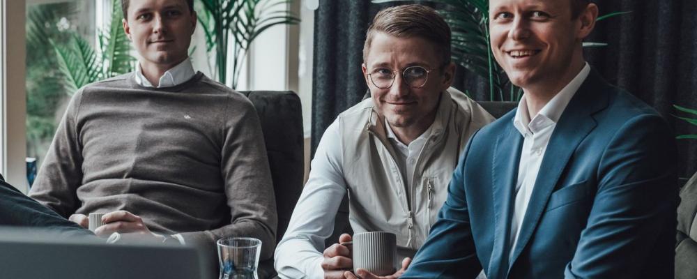 Svensk Fordonsladdnings grundare Robert Gärdeäng, Kenneth och Lennart Nilsson kommer att kvarstå som delägare och fortsätta i sina operativa roller och leda bolaget framåt. Foto: Svensk Fordonsladdning