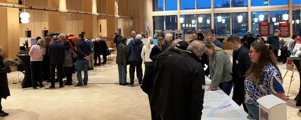 Många passade på att komma förbi, lyssna på presentationer och ställa frågor om Norrbotniabanan. Foto: Trafikverket