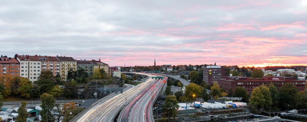Stockholm står inför avgörande beslut om framtidens trafiksystem. Östlig förbindelse ses av många som en nyckellösning för att knyta ihop stadens ringled och minska trycket i innerstaden. Foto:  jon flobrant /unsplash