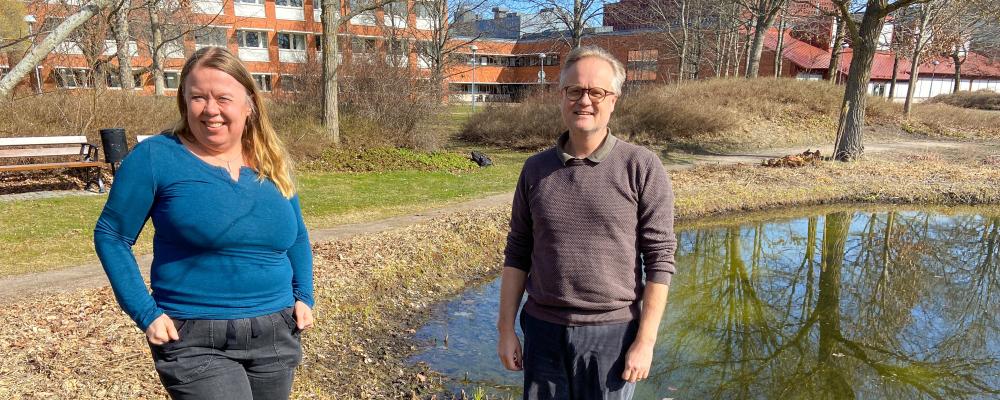 Biträdande professor Mattias Hjerpe och universitetslektor Sofie Storbjörk forskar kring hur fastighetsägare kan förebygga översvämningar. Foto: Jonas Roslund