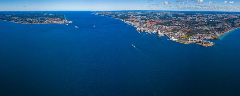 Öresund från ovan, med Helsingör och Helsingborg i fjärran. Foto: Helsingborgs stad