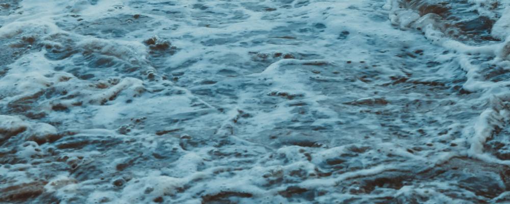 PFAS och andra kemikalier kan spridas till vattenmiljöer och byggas upp över tid, vilket hotar både ekosystem och dricksvatten. Foto: Stupidmen City/Unsplash