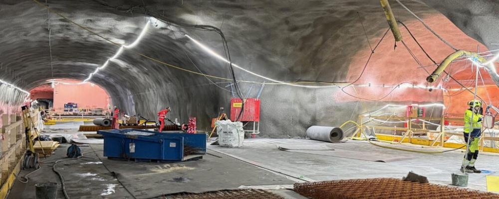 Station Hagastaden får en plattform som delas av en tjock vägg. En passage leder mellan de två sidorna, där tågen kommer att gå i motsatta riktningar när stationen tas i bruk. Bild: Region Stockholm