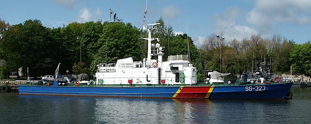 Polska gränsbevakningens patrullbåt SG-323 Zefir i Kołobrzeg. I bakgrunden syns ett ubåtsjaktsfartyg av Project 918M-klass. Foto: Wikipedia Common, kredit: Pibwl