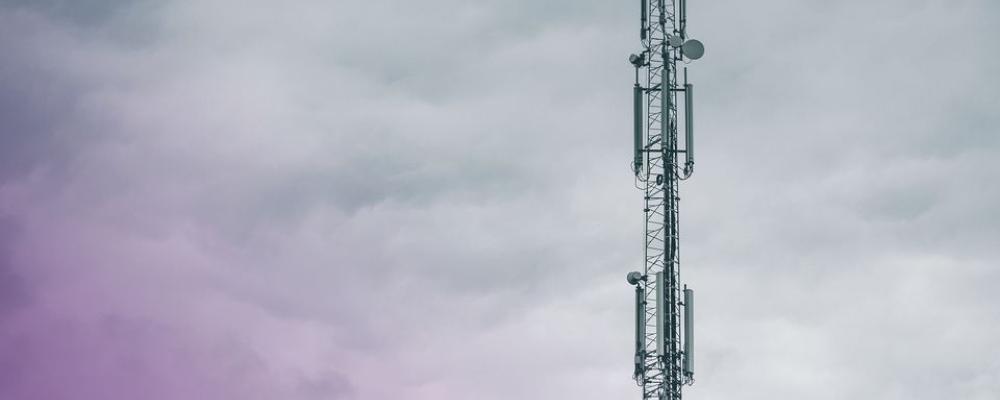 Tillstånden gäller 2028–2054 och tillståndsvillkoren är utformade för att, på sikt, möjliggöra sammanhängande frekvensutrymmen i hela 1800 MHz-bandet och bidra till en effektiv användning av frekvenser. Foto: PTS