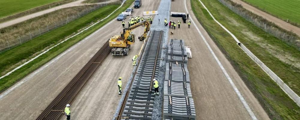 Nya räls för Rail Baltica: Ramavtalen omfattar bland annat räls, sliprar, ballast, växelsystem och kabelkanaler. De fastställer gemensamma villkor för pris, kvalitet, leveranser och tekniska specifikationer. Foto: Rail Baltica