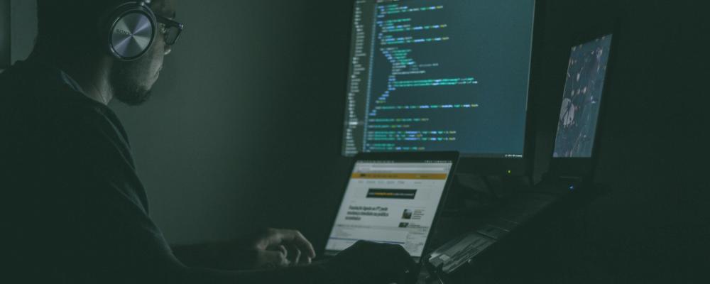 Regeringen vill möta utmaningarna genom att stärka det nationella cybersäkerhetscentret (NCSC) och föreslår därför ökade medel: 50 miljoner kronor 2026, 100 miljoner 2027 och 150 miljoner 2028. Foto: Jefferson Santos/Unsplash