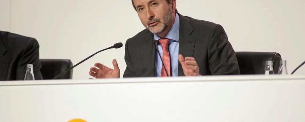 Repsols vd Josu Jon Imaz vill vänta och se. Det spanska oljebolaget Repsol har meddelat att det kommer att fatta tre slutgiltiga investeringsbeslut (FID) för gröna vätgasprojekt under de kommande tio månaderna – och därmed senast i slutet av juni 2026 åta sig att bygga ytterligare trehundrafemtio megawatt elektrolyskapacitet fördelat på tre projekt. Foto: Repsol