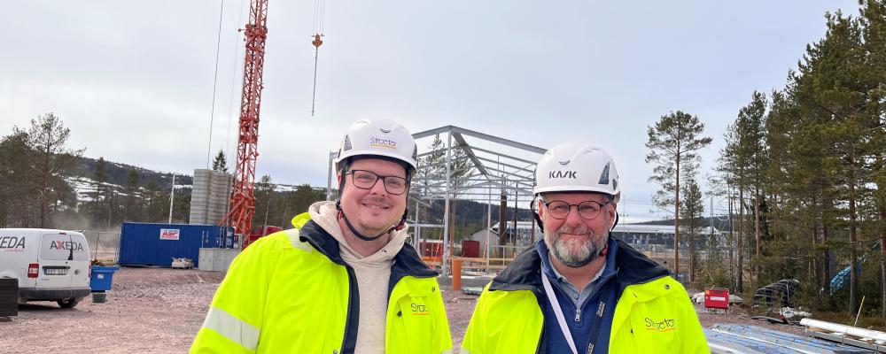 Fredrik Lassbo på Structor Byggteknik Dalarna tillsammans med Leif Stunis på Structor Projektledning Dalarna, framför byggnationen i Sälen. Foto: Structor