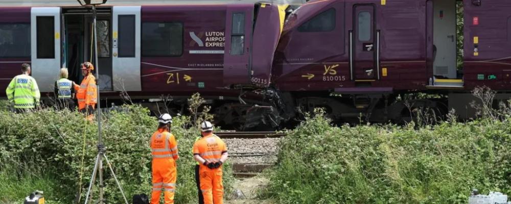 Olyckstågen nära den brittiska staden Bedford. Den brittiska haverimyndigheten Rail Accident Investigation Branch (RAIB) leder nu den tekniska utredningen. Utredarna väntas granska tågens färdskrivare, signaldata, radiokommunikation, kameraövervakning och förarnas agerande före olyckan. Foto: Screen dumb (PA Media)