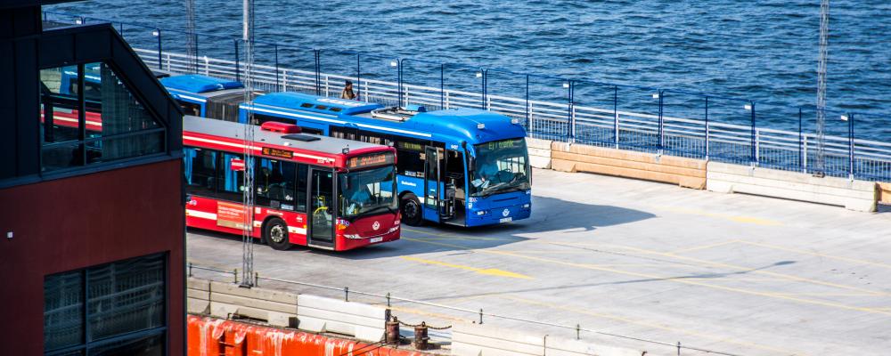 I öppna svar beskriver resenärer den tillfälliga terminalen som trång, otydlig och otrygg, med långa gångavstånd och bristande tillgänglighet. Foto: Most Photos/Stockholms Handelskammare