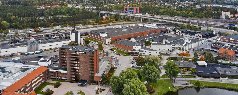 Hela Stockholmsregionen, med över 2,4 miljoner människor, är beroende av den 60 år gamla Södertäljebron för stora delar av sin varuförsörjning. Foto: Scania
