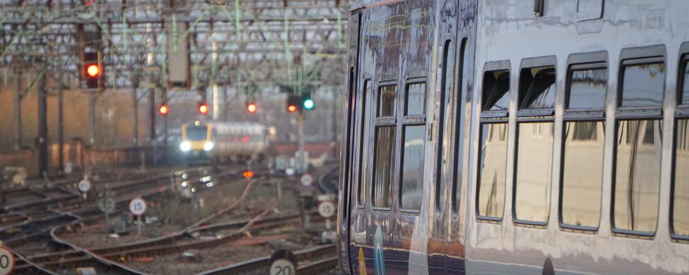 De växande problemen i tågtrafiken har lett till att allt fler lyfter frågan om återreglering. Foto: sam b / unsplash