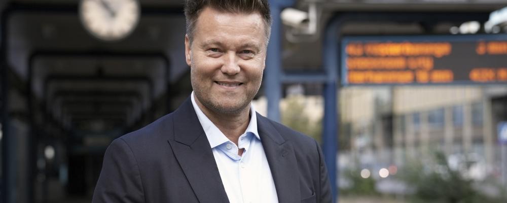 – Längre resor innebär större risk för förseningar, bland annat när tågen närmar sig storstäderna och kan hamna bakom långsammare trafik. I maj 2001 kördes 54 000 persontåg – jämfört med över 93 000 i dag. Den täta trafiken gör att ett stopp snabbt påverkar många resenärer, säger Thomas Andersson, avdelningschef Trafikverket. Foto Pia Tallgren