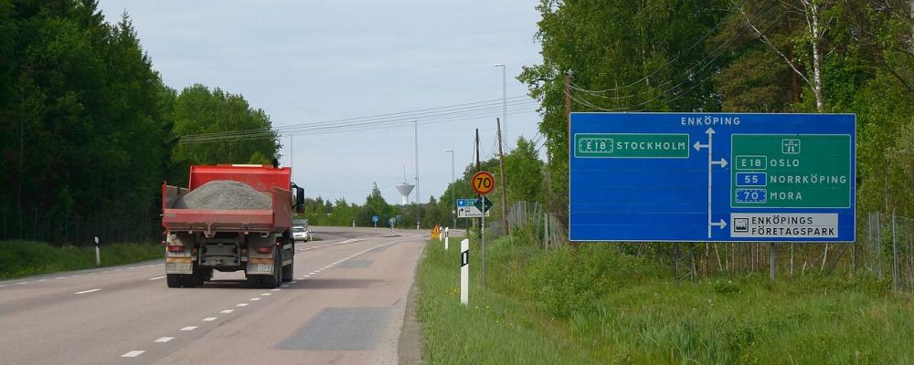 Riksväg 55, vy mot korsningen med motorvägen E18 Foto: Holger.Ellgaard/Wikimedia Commons https://commons.wikimedia.org/wiki/Category:Swedish_national_road_55?uselang=fr#/media/File:Trafikplats_Rv_55_E_18.jpg