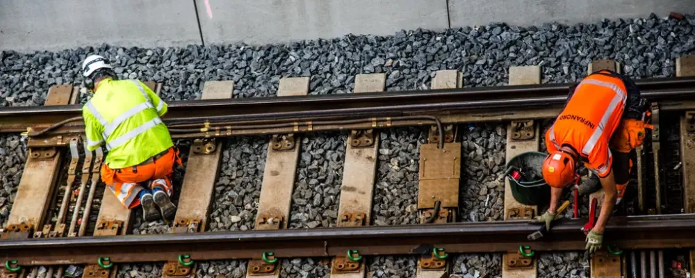 Den kraftiga ökningen av trafik i Stockholmsområdet sliter på spåren och många tåg betyder att Trafikverket behöver jobba ännu mer med underhåll. Foto: Trafikverket