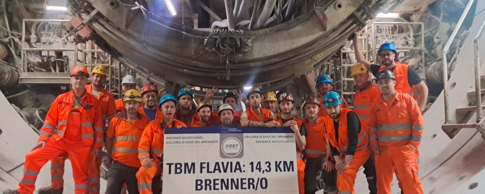 Tunnelgenombrott i Brenner. Men även bygget av Brennerbasistunneln försenas och väntas öppna tidigast 2032. Foto: Herrenknecht