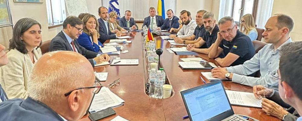 Ukrainska järnvägar träffar spanska regeringsföreträdare, Adif och Renfe. Spanien har lång erfarenhet av liknande lösningar, eftersom landet – precis som Ukraina – har flera olika spårviddar i sitt järnvägsnät. Foto: Ukrainska järnvägsbolaget