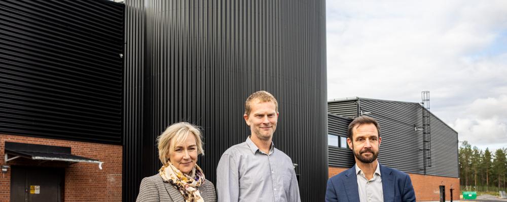 Arkivbild från invigningen. I bild; landshövding Helene Hellmark Knutsson, Vakins projektledare Daniel Fredlander och Vakins vd Robert Hansson framför det utbyggda vattenverket Foto: Vakin