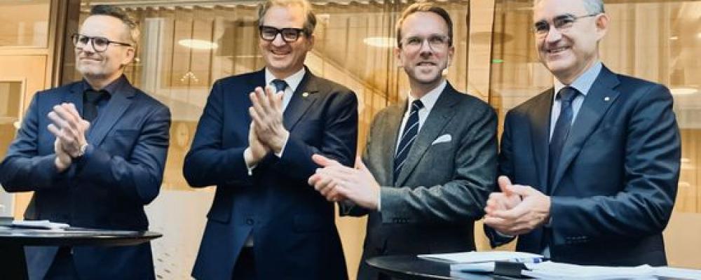 Signering tre underhållståg med Peter Sonne, Managing Director, Plasser Scandinavia, Wolfgang Fally, Chief Executive Officer, Robel, Andreas Carlson, infrastrukturminister och Roberto Maiorana, generaldirektör, Trafikverket. Foto: Irene Skogvold.