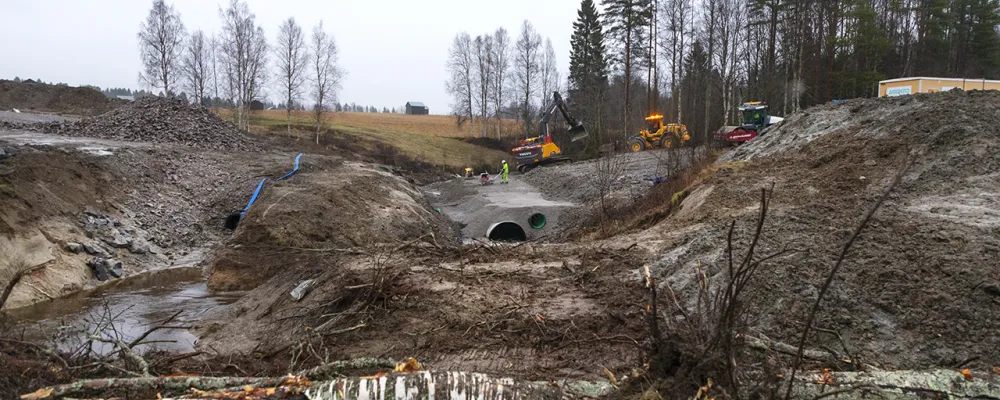 Under två år ska Svevia på uppdrag av Trafikverket, utföra en rad avvattningsåtgärder i Södermanlands län. Foto: Henke Olofsson