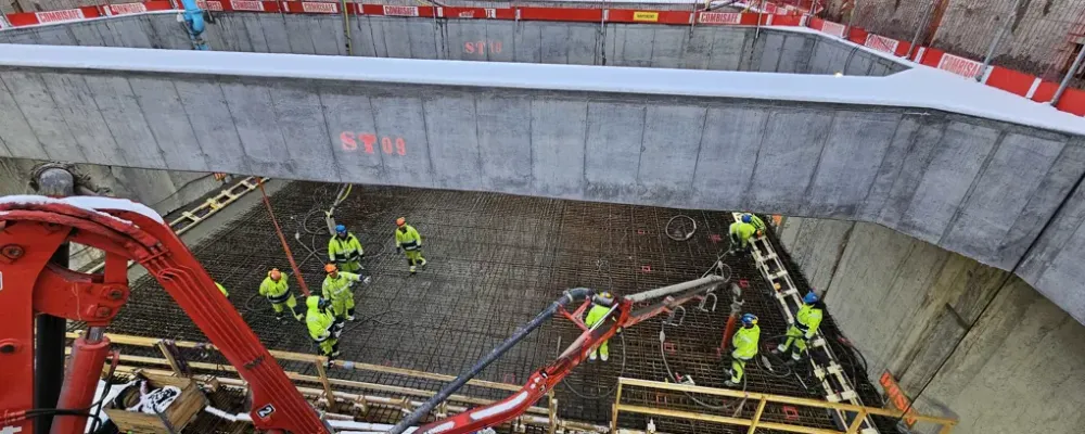 Det knappt två meter tjocka taket göts mot de betongväggar som finns där sedan tidigare. Foto: Trafikverket
