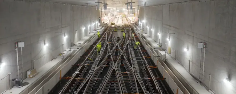 Första etappen omfattar 5 000 meter ballastfritt spår och 16 växlar, däribland en 130 meter lång kryssväxel. Foto: Kasper Dudzik och Trafikverket