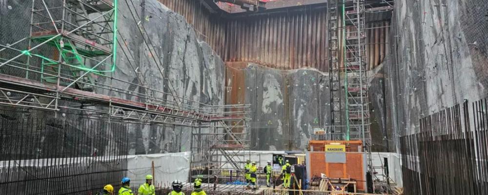 Nu pågår betongarbeten med bottenplattan. Tidigare har schaktnings- och sprängningsarbeten nått ett djup på cirka 20 meter. Foto: Trafikverket