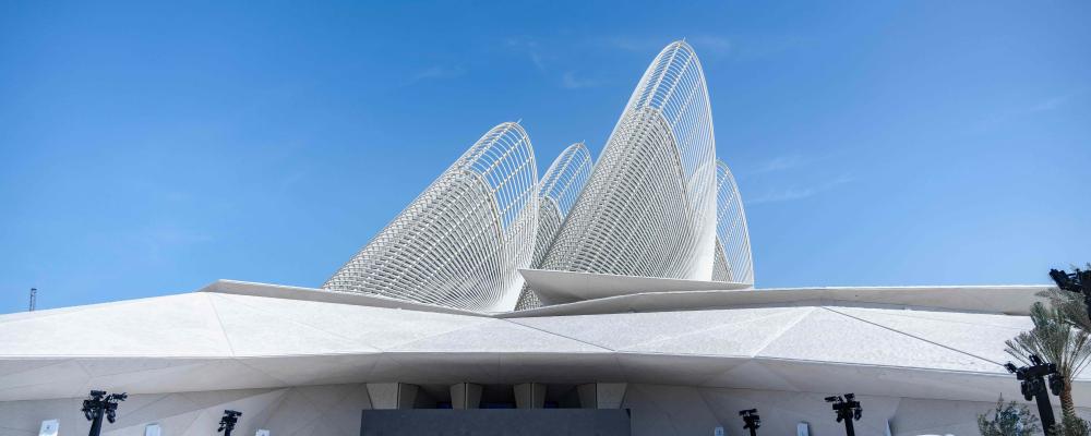 Museet är en central del av Saadiyat Cultural District och har utvecklats av Department of Culture and Tourism Abu Dhabi för att hedra arvet efter landets grundare, Sheikh Zayed bin Sultan Al Nahyan. Foto: Mammoet