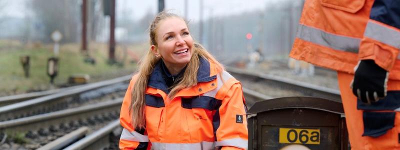 När Anna Westergaard Dethlefsen kom till Banedanmark för lite mer än ett par år sedan, upptäckte hon snabbt att hon var den första kvinnan inom yrkesområdet signalteknik på fjärrbanan. Foto: Banedanmark