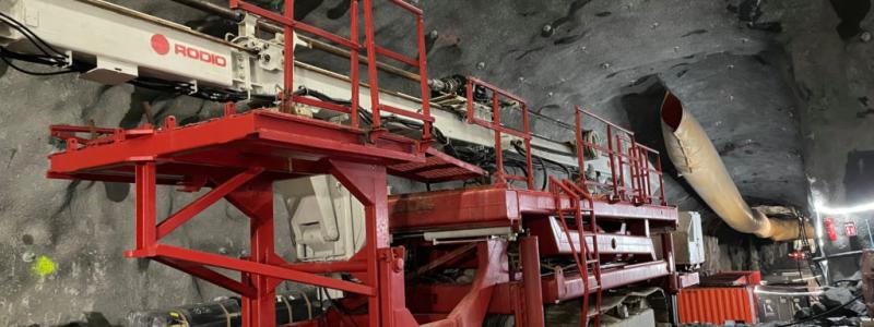 Med denna 38 ton tunga maskin borrades 39 meter långa hål för ett antal rör runt tunnelns profil. I rören pumpades sedan en blandning av salt och vatten som frös området till minus fem grader. När hela sträckan var nerfryst började arbetet med att spränga, lasta ut och förstärka. Arbetet pågick parallellt i båda blå linjens spårtunnlar nära Gullmarsplan i södra Stockholm. 
FOTO: OHLA