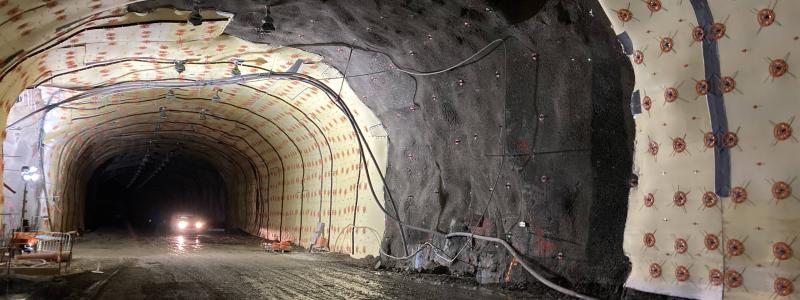 90 procent av bergtunnelns tak och väggar är täckta med dränmattor. Deras funktion är att förhindra dropp i spårtunneln. Syftet är att skydda fordon, känslig utrustning och installationer från istappar. 
FOTO: Trafikverket