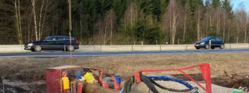 Här ska ett rör dras under en väg utanför Osby. Den schaktfria tekniken är Hammarborrning.
FOTO: Styrud