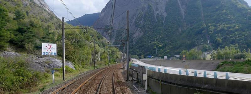 Utsikt från bakänden på ett tåg, av den jordskredsdrabbade Maurienne-linjen som klättrar uppför Mauriennedalen och anländer till Saint-Michel-de-Maurienne, i Savoie, Frankrike. Foto: Wikipedia Common, kredit: Florian Pépellin