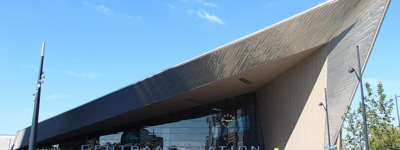 Rotterdam har en "cool" Centralstation. Stationstorget I den ursprungliga designbeskrivningen var en sak av största vikt: den nya centralstationen skulle ha en väl fungerande kollektivtrafikterminal med tillräckligt med utrymme för det växande antalet användare. Den gamla stationen hade varit för liten i många år. Den mycket större hallen och den breda gångtunneln är därför mycket viktiga delar av byggnaden. Utöver denna funktionalitet har Centralstationen också fått en storstadsförvandling där byggnaden och det nya stationstorget flyter samman. Det har designats som en helhet. Arkitekterna Adriaan Geuze, Benthem Crouwel Architekten, MVSA Architects och West 8 Urban Design & Landscape Architecture arbetade med projektet mellan 2005 och 2014. Foto: Wikipedia Common Lic. Fotograf: Fred Romero från Paris, Frankrike