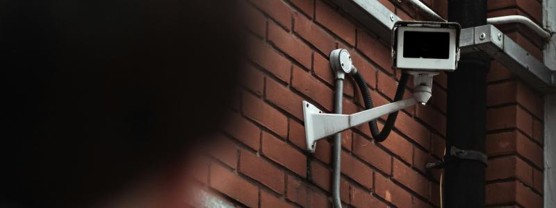 Med anledning av omfattande skadegörelse av stationshuset i Tranås kommer flera kameror att sättas upp. Foto: Danny Lines/Unsplash