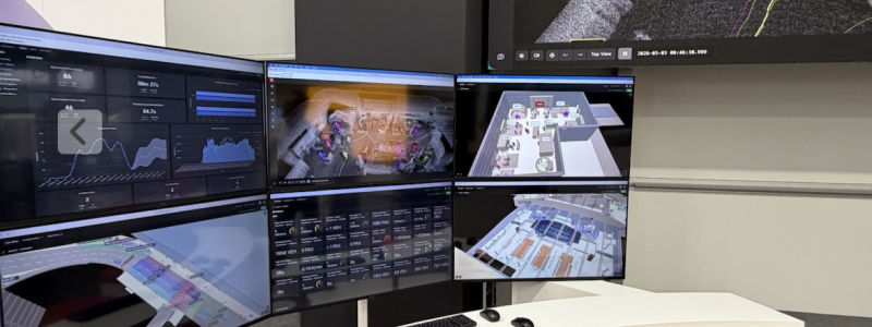 Outsights kontrollstation i Airport of the Future-zonen. På skärmarna visas den motional digital twin som skapas i realtid med hjälp av 3D-lidar: passagerarflöden, köstatistik, 3D-modeller av terminalytor och individuella spårnings-id:n. På den stora skärmen syns det råa punktmolnet där varje person representeras som ett färgkodat kluster. 
FOTO: Nicholas Christiansen