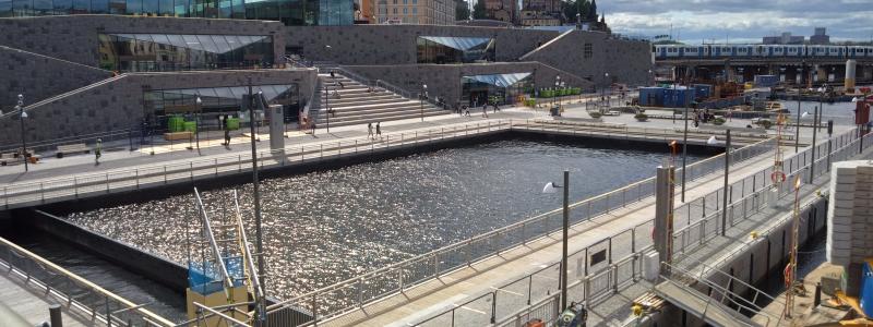 Mälartrappan ”klyver” byggnaden Mälartorget i två delar och utgör en förbindelse mellan Vattentorget och Södermalmstorg som ligger cirka 12 meter högre upp.
FOTO: Stefan Carlsson