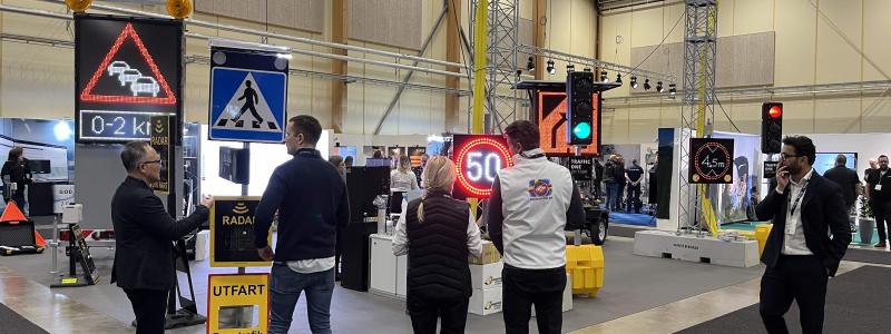 Elmia På Väg:s upplaga 2025 kunde notera fler utställare och fler besökare än någonsin tidigare. Mässan arrangerades i samarbete mellan Elmia och branschföreningarna SBSV, Sveriges Branschförening för Säkrare Vägarbetsplatser, SVBRF, Svenska Väg- och Broräckesföreningen, SVMF, Skandinaviska Vägmarkeringsföreningen samt S.A.K., Säkerhet vid arbete på kommunala gator. Foto: Anders Carlsson