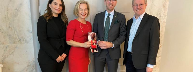 På bilden: Elvira Sofic, näringspolitisk expert Tågföretagen, Anna Grönlund, branschchef och vice vd Sveriges Bussföretag, infrastruktur- och bostadsminister Andreas Carlsson och Johan Wadman, vd Svensk Kollektivtrafik. Foto: Svensk kollektivtrafik