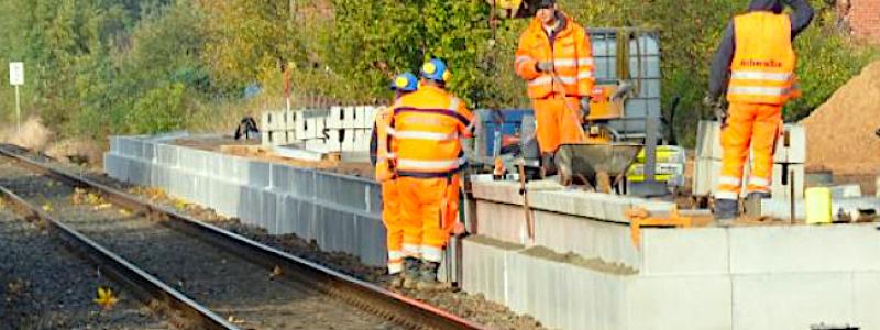 Bygget av en hållplats för lokaltåg i Schleswig-Holstein. Tyska passagerarorganisationen PRO BAHN uppmanar därför Schleswig-Holstein och NAH.SH att snabbt planera återaktiveringen av ytterligare järnvägsspår. Foto: NAH.SH
