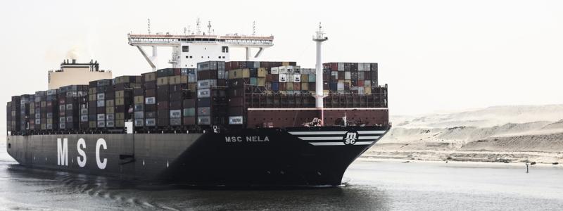 Mohamed Elshahed/AP/TT: Ett containerfartyg åker genom Suezkanalen. Arkivbild.