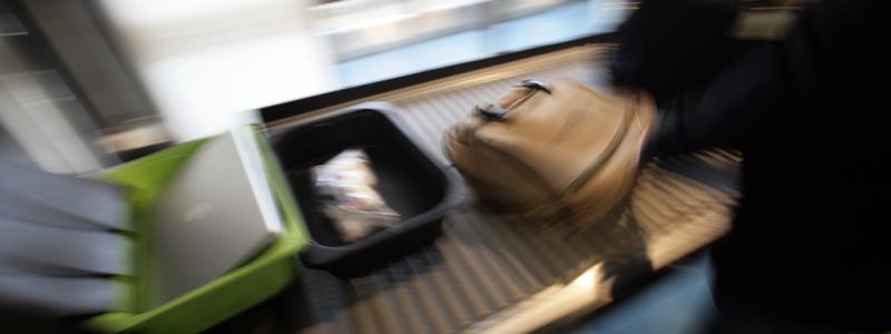 Fredrik Sandberg / TT: Handbagage passerar en röntgenapparat på Arlanda flygplats. Arkivbild.
