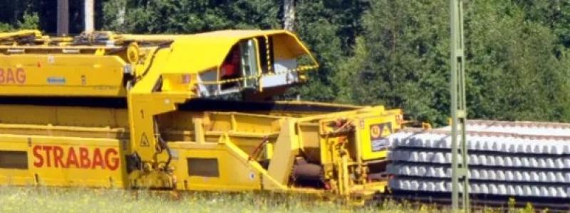 En spårbytesmaskin arbetar längs järnvägen. Maskinen används för att byta räler och slipers vid större underhållsarbeten. Foto: Trafikverket