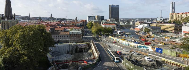 Delprojekt Rosenlund E09. Arbetsområdet sträcker sig från ytan intill Haga kyrka till vänster till och med Skattehuset, som delvis syns till höger på bilden. (Inklädd byggnad i vitt och rött).
FOTO: TRAFIKVERKET