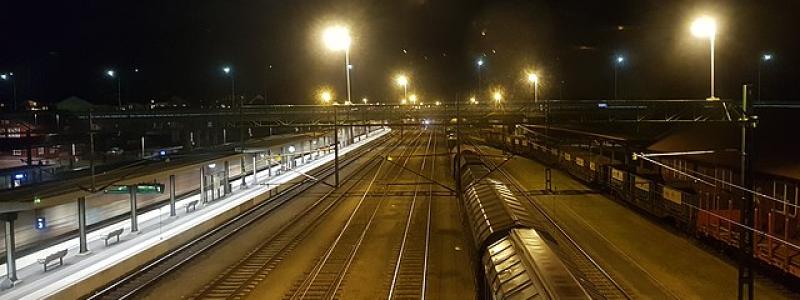 Järnvägsspåren vid Älmhult station. Foto: Wikimedia Commons