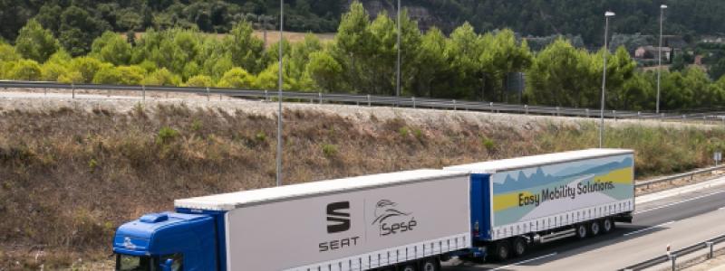 SEAT och Grupo Sesé har pilottestat så kallade duotrailern, den längsta och mest effektiva lastbilskörningen på europeiska vägar. Kombinationen lastbil och släp är mer än 30 meter lång, minskar CO2-utsläppen med 20 procent per vägresa och sänker logistikkostnaderna med 25 procent. Foto: SEAT/Grupo Sese