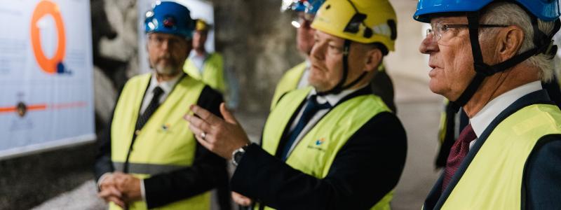 H.M. Konungen tyckte att Mälarenergis energilager var spännande och ställde många frågor av teknisk karaktär till Magnus Eriksson, vice vd för Mälarenergi. Foto: Henrik Mill
