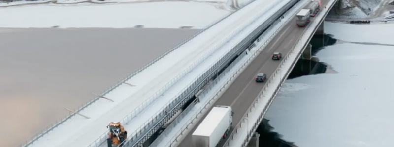 Forskare vid Luleå tekniska universitet samlar in mätdata vid gamla Kalixbron. Foto: LTU