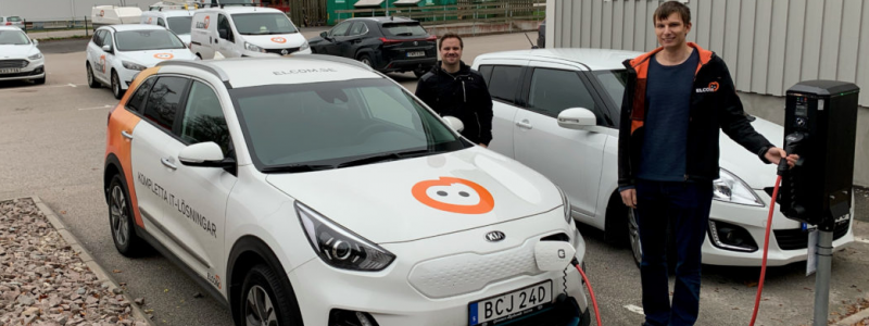 Elbil och laddhybrid fungerar utmärkt i Elcoms verksamhet. Foto: Elbilslandet Syd